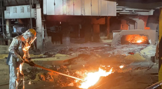 지난 10일 정상가동을 시작한 포항제철소 3고로가 붉은 쇳물을 쏟아내고 있다. <포스코 제공>